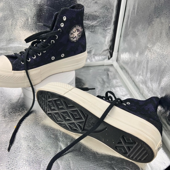 Blue lace converse sneakers - Picture 2 of 5